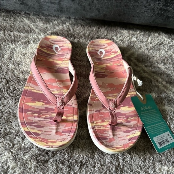NWT Olukai Ho'opio Hau Flip Flop Rosette Camo Women’s 7 - Picture 2 of 4